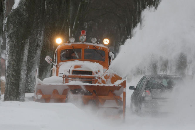Wyciągnęli 63-letnią maszynę do odśnieżania