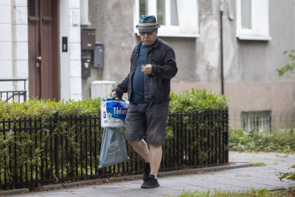 Zbigniew Zamachowski niesie papier toaletowy