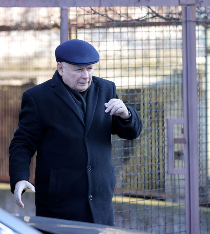 Kuzyn chętny do pomocy wyciągnie pomocną dłoń