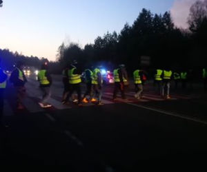 Bełchatów. Kibice GKS Bełchatów blokują drogi. 