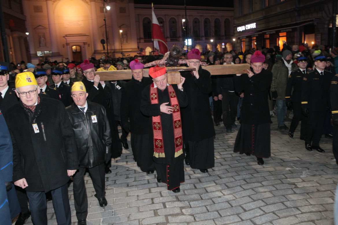 Centralna Droga Krzyżowa przeszła ulicami stolicy. „Było ponad 10 tysięcy ludzi”