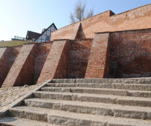 To najdłuższe mury obronne w woj. warmińsko-mazurskim. Otaczają Stare Miasto