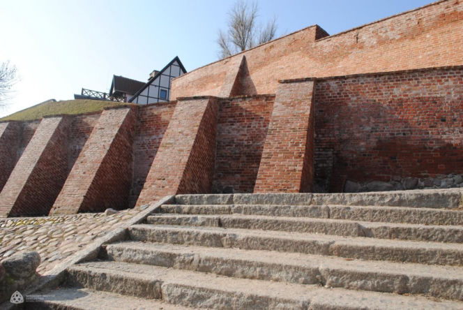 To najdłuższe mury obronne w woj. warmińsko-mazurskim. Otaczają Stare Miasto