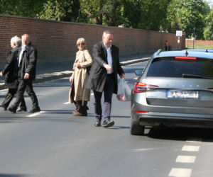 Jarosław Kaczyński na cmentarzu nie był sam. Pewna kobieta nie odstępowała go na krok