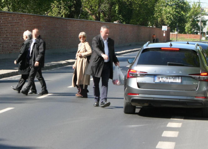 Jarosław Kaczyński na cmentarzu nie był sam. Pewna kobieta nie odstępowała go na krok