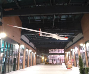 W galerii handlowej w Lesznie wylądował szybowiec