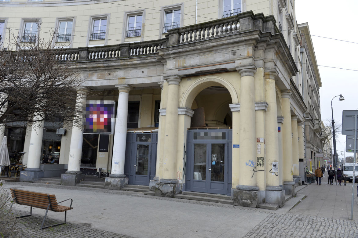 Samowola budowlana na pl. Zbawiciela. Restaurator zapłaci pół miliona kary?!