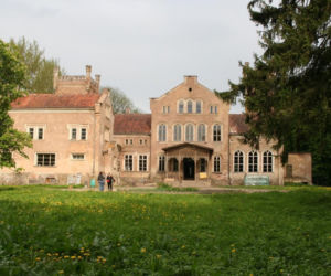 Ta wieś ma ponad 600 lat. Zachował się w niej wyjątkowy neogotycki pałac