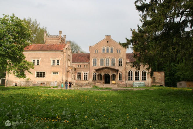 Ta wieś ma ponad 600 lat. Zachował się w niej wyjątkowy neogotycki pałac