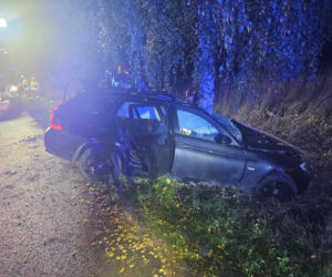 18-latek w BMW roztrzaskał się na drzewie. Stracił panowanie nad pojazdem