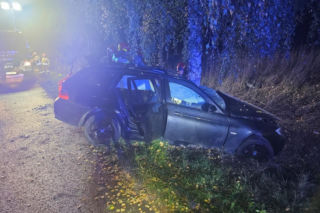 18-latek w BMW roztrzaskał się na drzewie. Stracił panowanie nad pojazdem