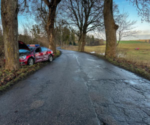 Zajączki. Strażacy nie dotarli na ważną uroczystość z powodu wypadku. Zderzyli się z kierującym ciągnikiem [ZDJĘCIA].