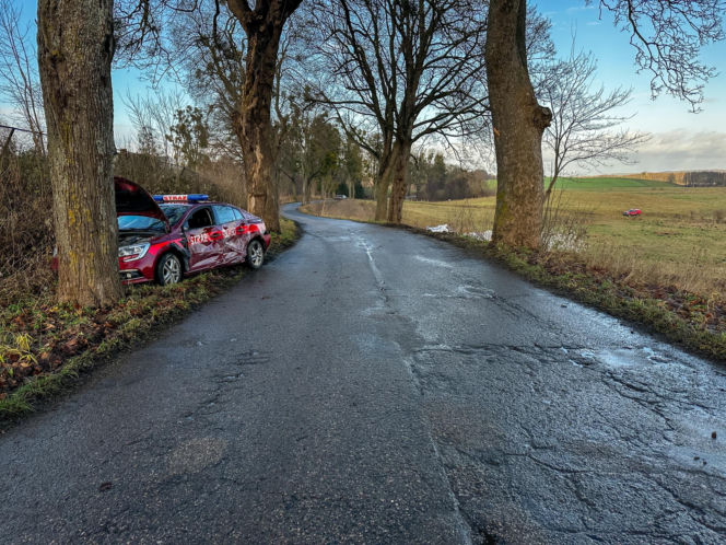 Zajączki. Strażacy nie dotarli na ważną uroczystość z powodu wypadku. Zderzyli się z kierującym ciągnikiem [ZDJĘCIA].