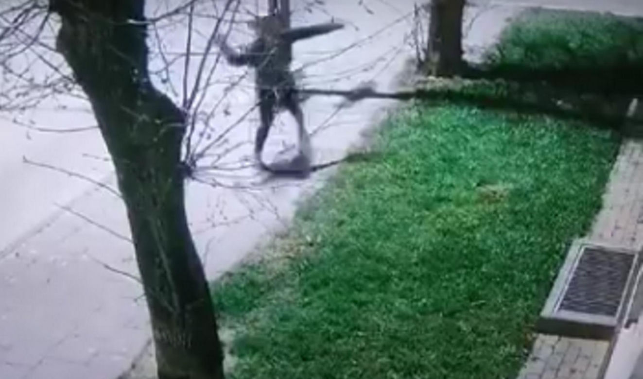 Dźwięk tłuczonej szyby poderwał na nogi policjantów! Groza w komendzie. Nagranie mówi wszystko