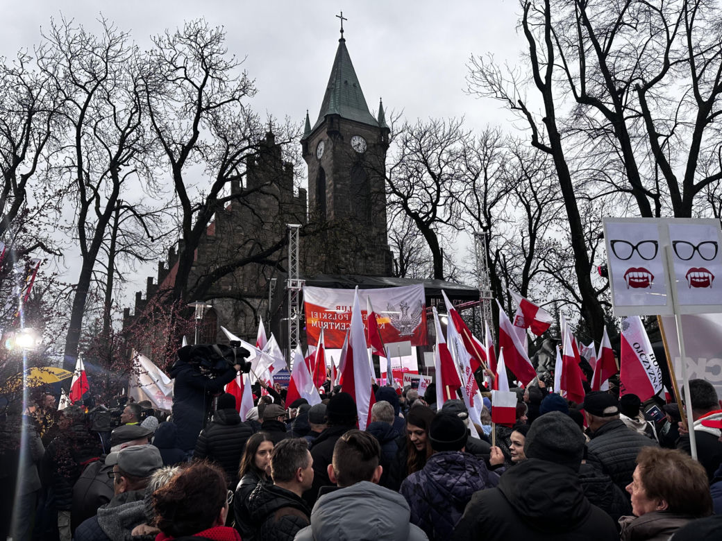 Chaos w Końskich. Dwie debaty prezydenckie, tłumy ludzi na rynku 
