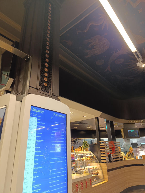 Mc Donald's  w Gdyni w historycznym wnętrzu