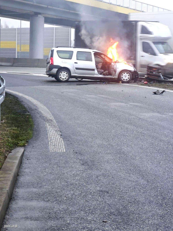 Wypadek i pożar auta na S8 w Łódzkiem