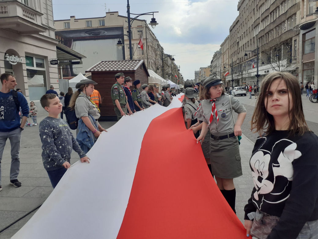 Ze 123 metrową flagą przeszli Piotrkowską do Manufaktury! [zdjęcia]