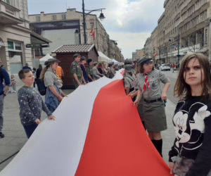 Ze 123 metrową flagą przeszli Piotrkowską do Manufaktury! [zdjęcia]