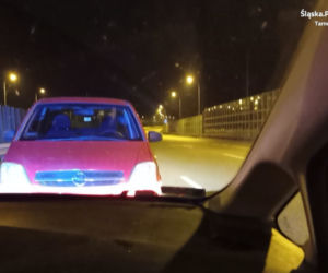 Zaparkował auto na autostradzie i poszedł spać