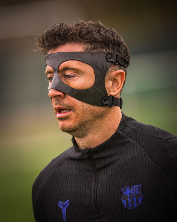 Robert Lewandowski trenował w masce