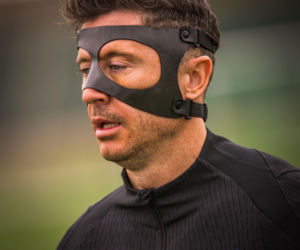 Robert Lewandowski trenował w masce