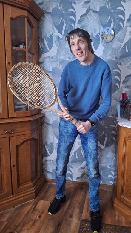 "Iga, zrobiłem dla ciebie rakietę z 7030 zapałek". Niepełnosprawny artysta spod Bydgoszczy jest wielkim fanem polskiej tenisistki