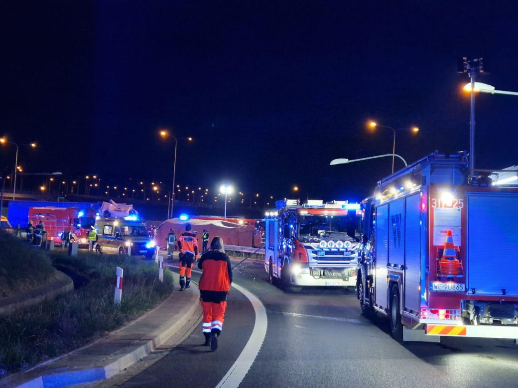 Katastrofa autokaru w Warszawie, jest wielu poszkodowanych. Na oczach ratowników doszło do kolejnej tragedii