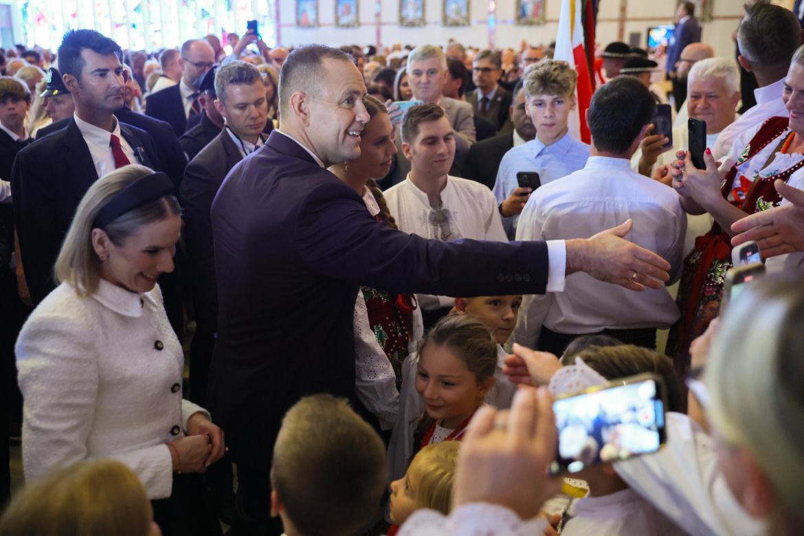 Fałszywy ksiądz zakłócił mszę z udziałem prezydenta Nawrockiego