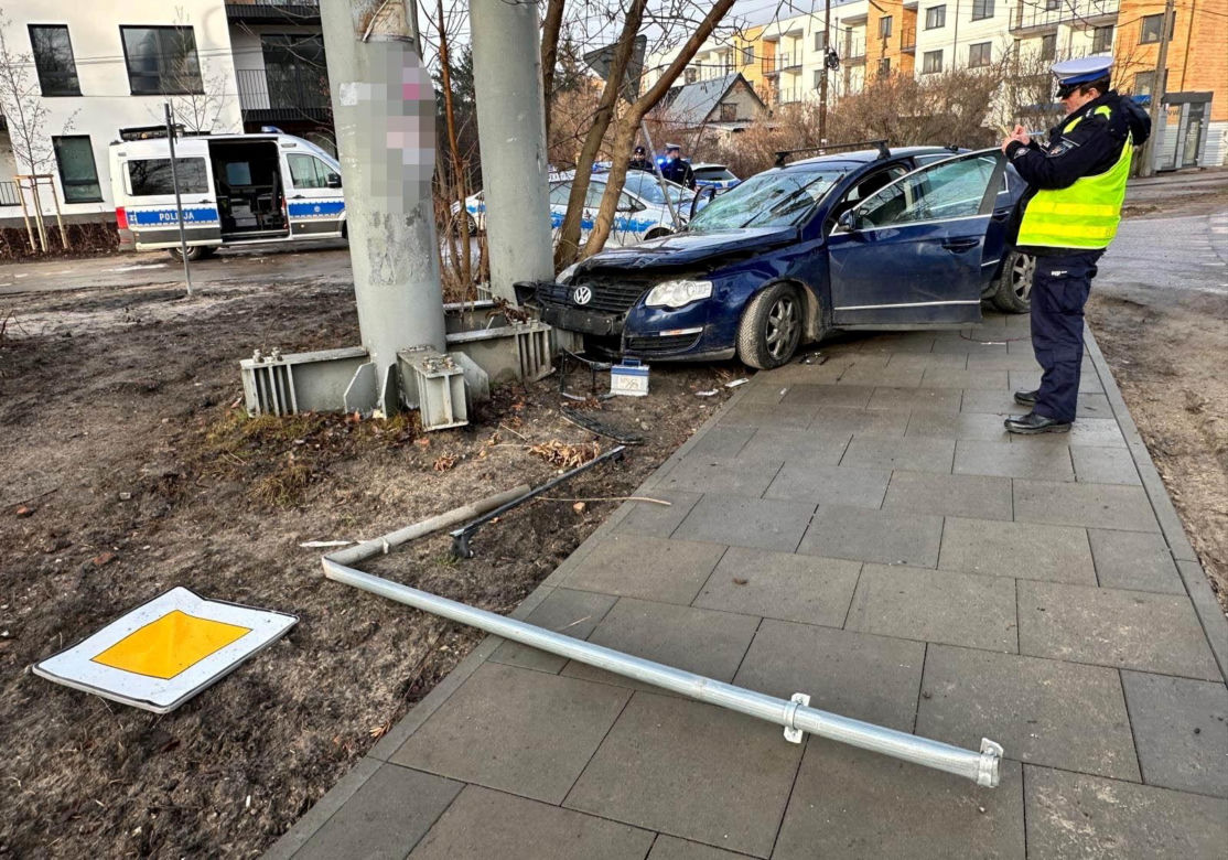  Huknął w słup i uciekł z miejsca wypadku. W aucie zostawił rannego pasażera. Trwa obława