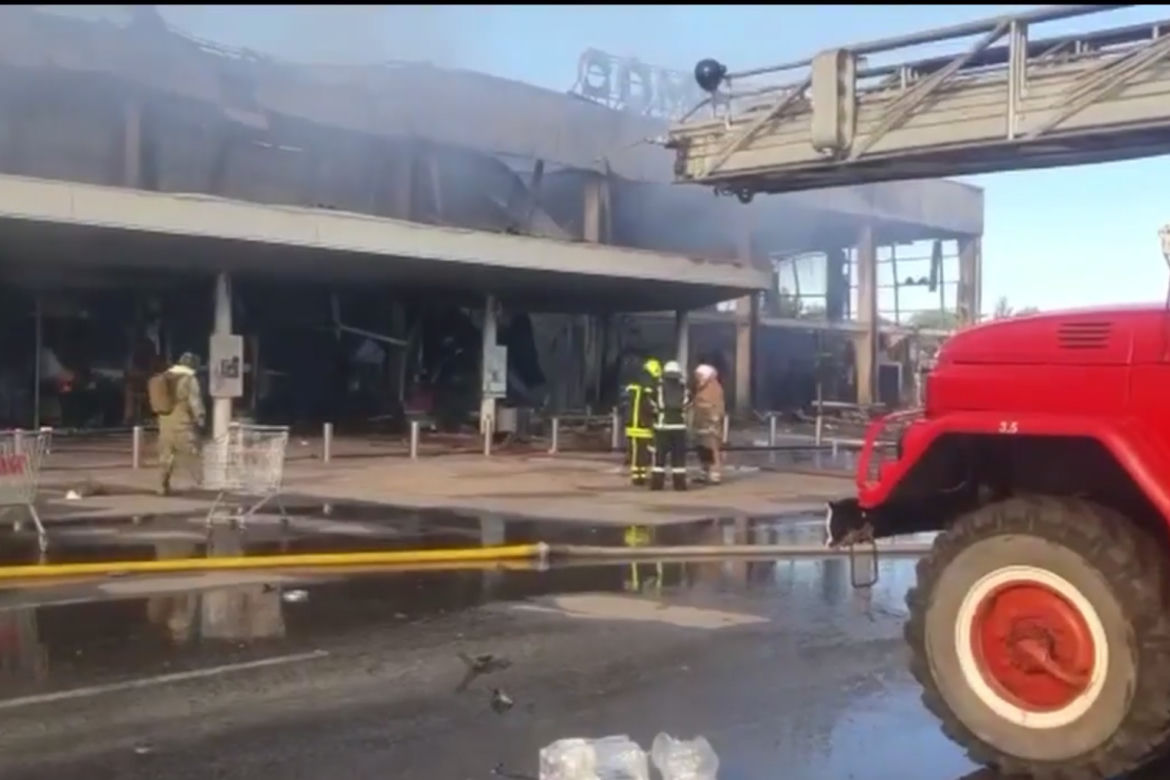 Atak rakietowy na centrum handlowe w Krzemieńczuku
