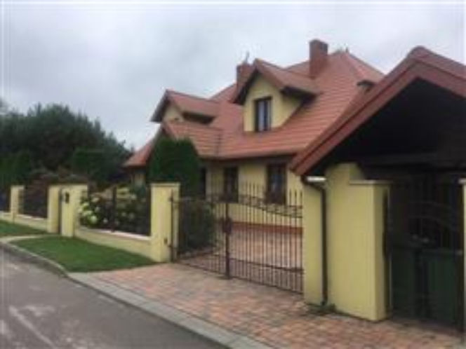 W takich warunkach mieszka Czarnek. Tak dom wygląda w środku