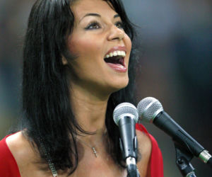 Edyta Górniak wykonuje hymn Polski podczas Mundialu w 2002 roku