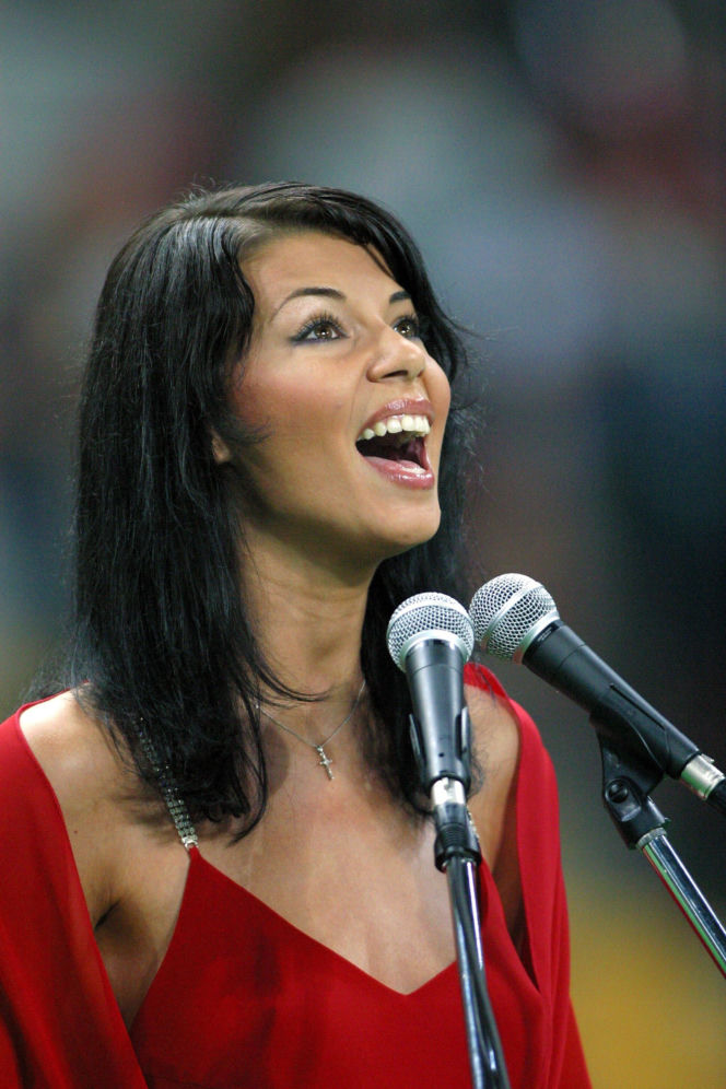 Edyta Górniak wykonuje hymn Polski podczas Mundialu w 2002 roku