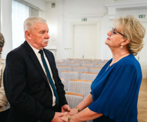 Złoty Gody par małżeńskich w Siedlcach - wręczenie pamiątkowych medali