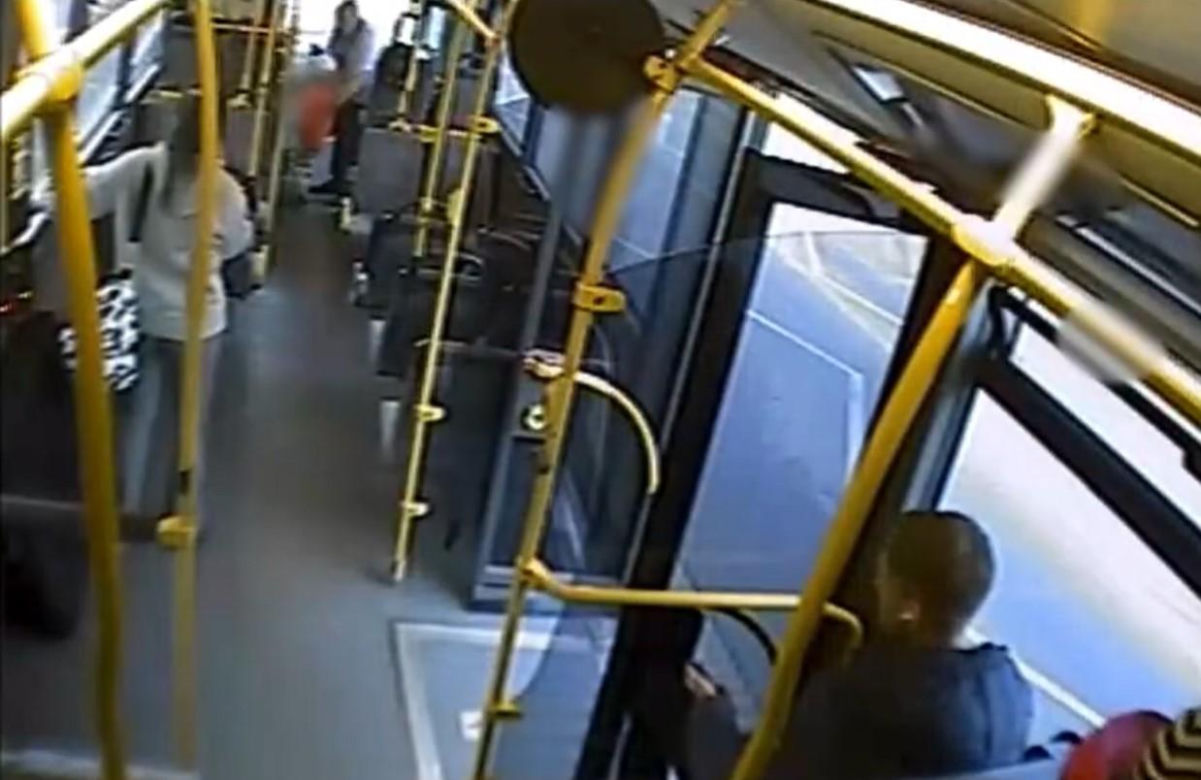 Czterolatek jechał sam autobusem.  Zobacz, co zrobił kierowca, jest nagranie 