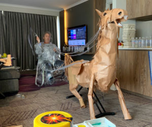 Papierowy kowboj na kwarantannie w australijskim hotelu