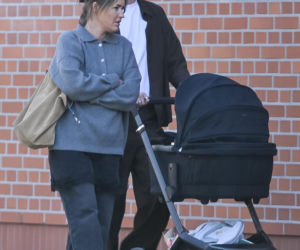 Olga Frycz z rodziną na spacerze