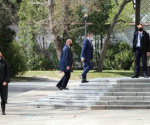 Premier Mateusz Morawiecki w maseczce ochronnej pod Kancelarią Premiera