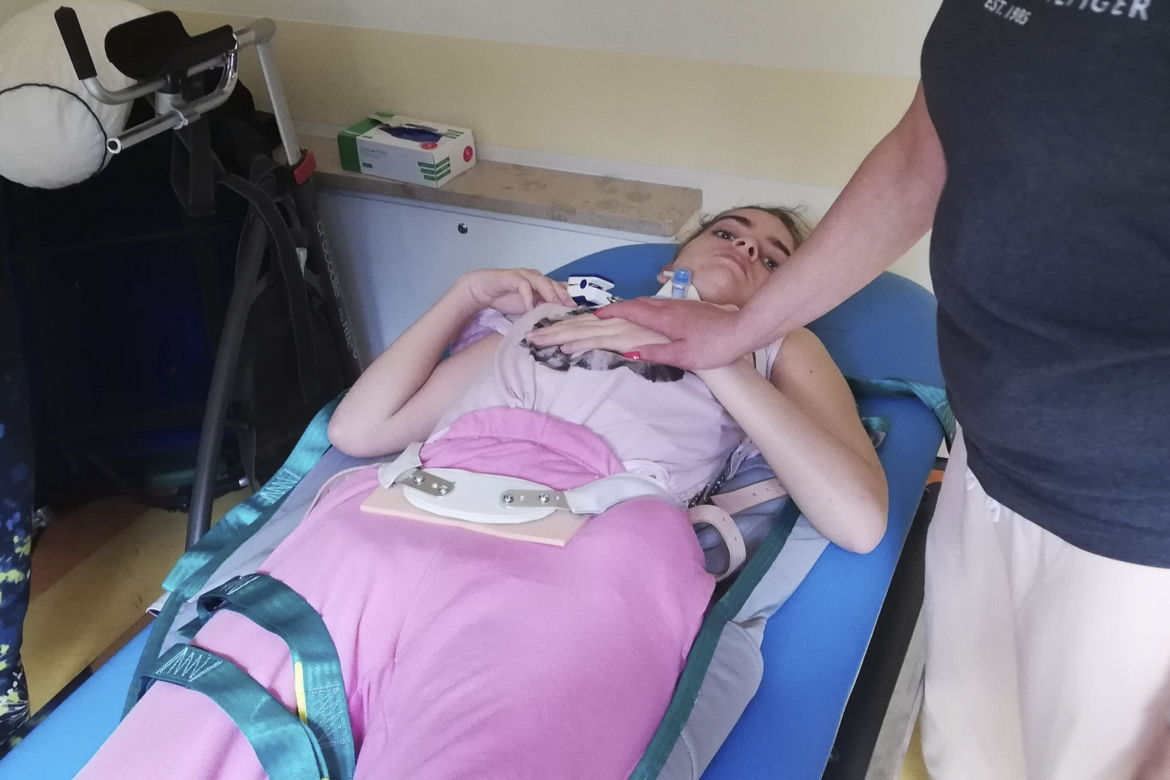 Samochód potrącił 18-latkę na pasach. Zamiast o medale, walczy o życie i zdrowie