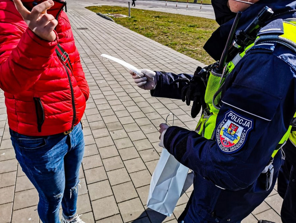 Za brak maseczki wręczali... maseczki