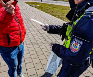 Za brak maseczki wręczali... maseczki