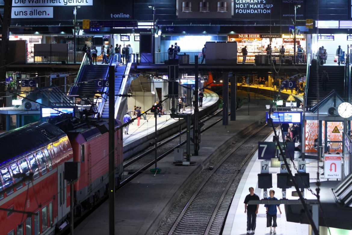 Niemcy/ Prezes Deutsche Bahn: ruch kolejowy stopniowo wraca do normy (opis) Awaria systemu łączności radiowej GSM-R wymusiła zatrzymanie wszystkich pociągów w całym kraju na czas ok. dwóch godzin