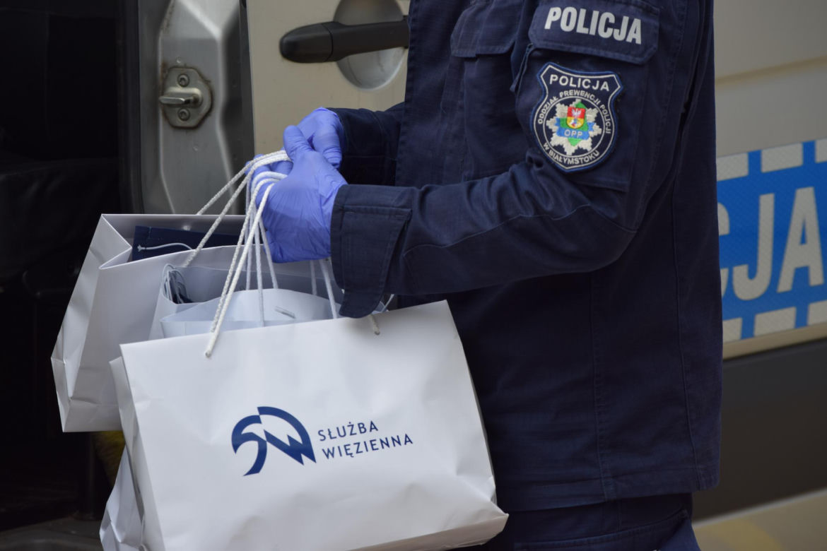 Więźniowie z Białegostoku uszyli policjantom 2300 maseczek ochronnych