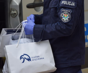 Więźniowie z Białegostoku uszyli policjantom 2300 maseczek ochronnych