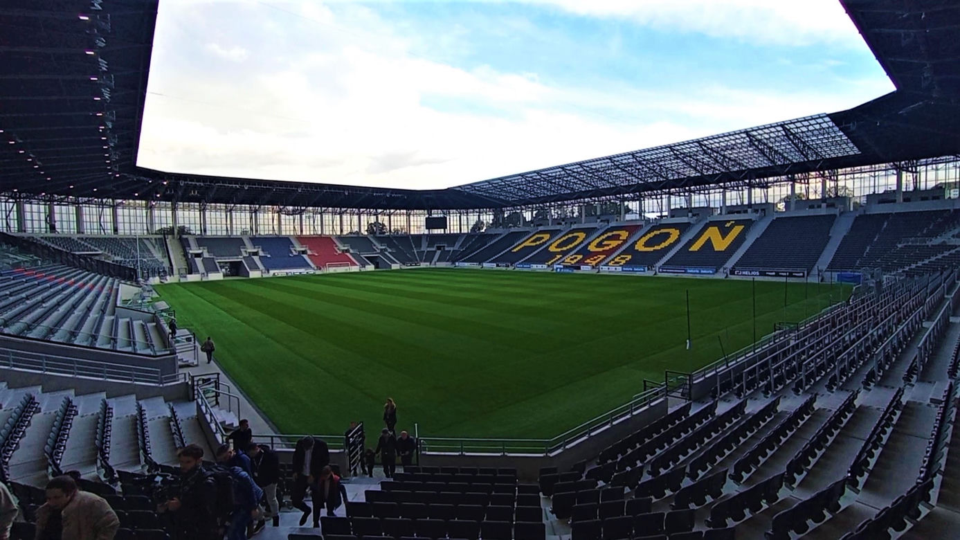Spacery po nowym szczecińskim stadionie przyciągnęły wielu chętnych