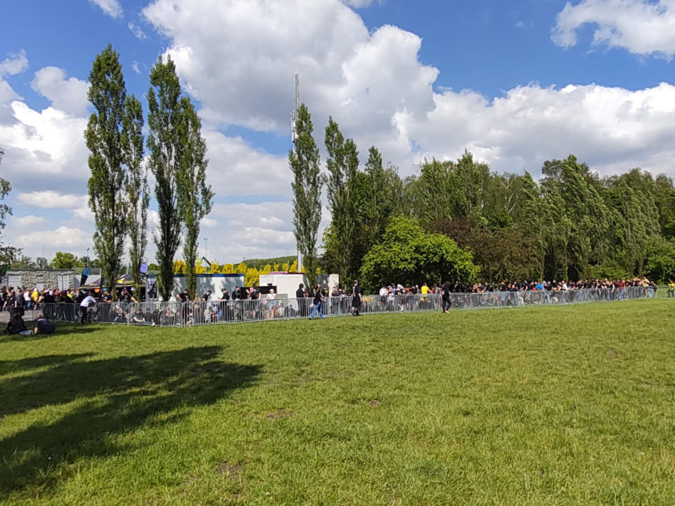 Długie kolejki i tłum fanów przed koncertem Metaliki