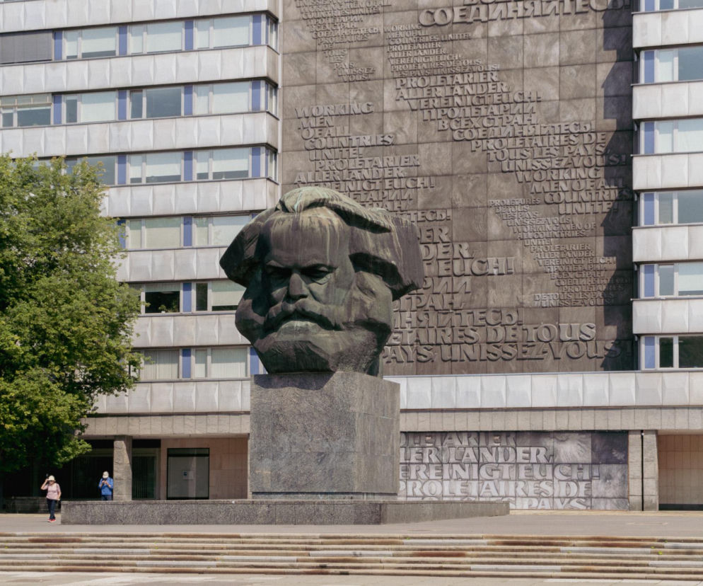 Masywna rzeźba głowy Karola Marksa z brązu na granitowym cokole, umieszczona przed modernistycznym budynkiem z fasadą pokrytą cytatami z Manifestu komunistycznego. Monument symbolizuje historię Chemnitz, dawnego Karl-Marx-Stadt. Więcej o architekturze miasta na Architektura Murator Plus.