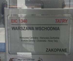 Pociąg relacji Warszawa-Zakopane utonął w polu. Błyskawiczna akcja. Pomogli strażacy