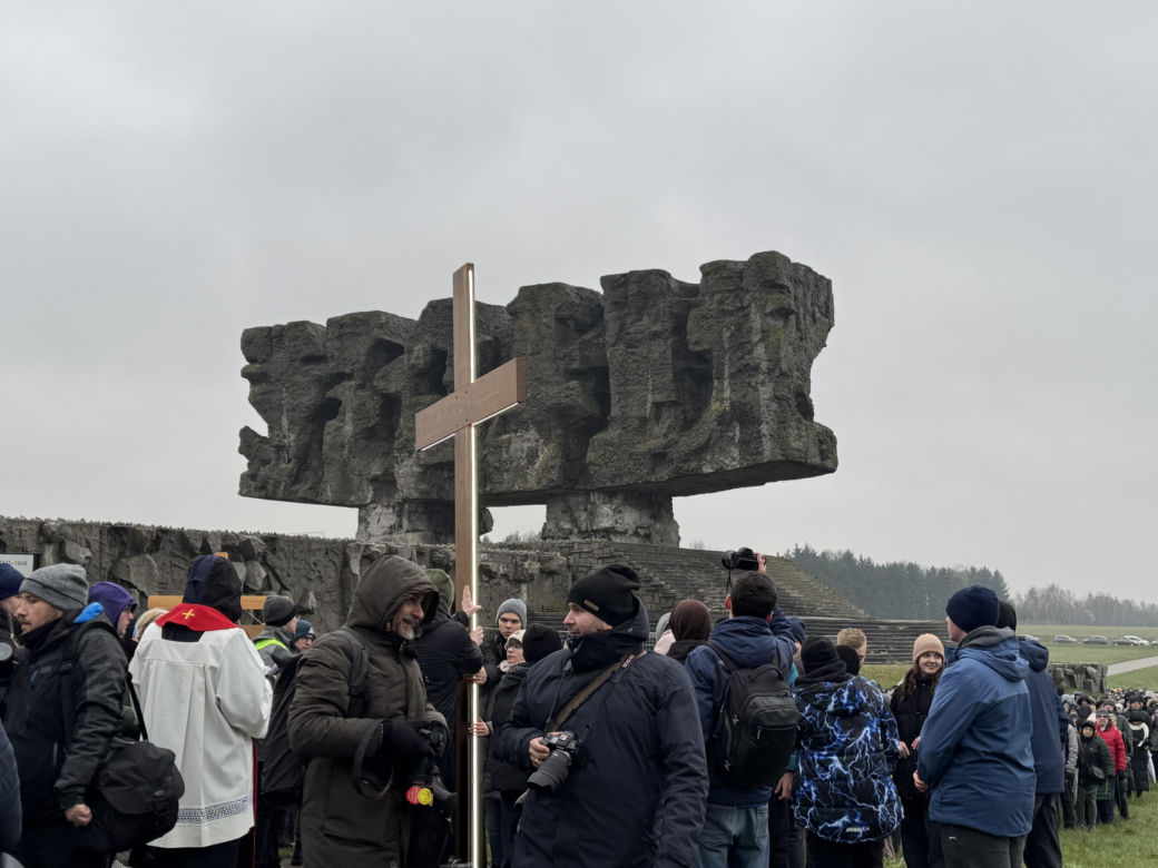 Tak wyglądała jubileuszowa Droga Krzyżowa na Majdanku 2025